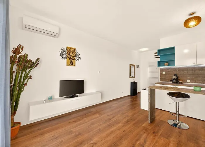 Didi's Stylish - Seaview & Pool Backyard アパート