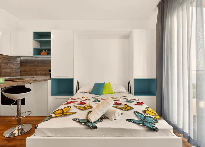 Didi's Stylish - Seaview & Pool Backyard ヴァルナ